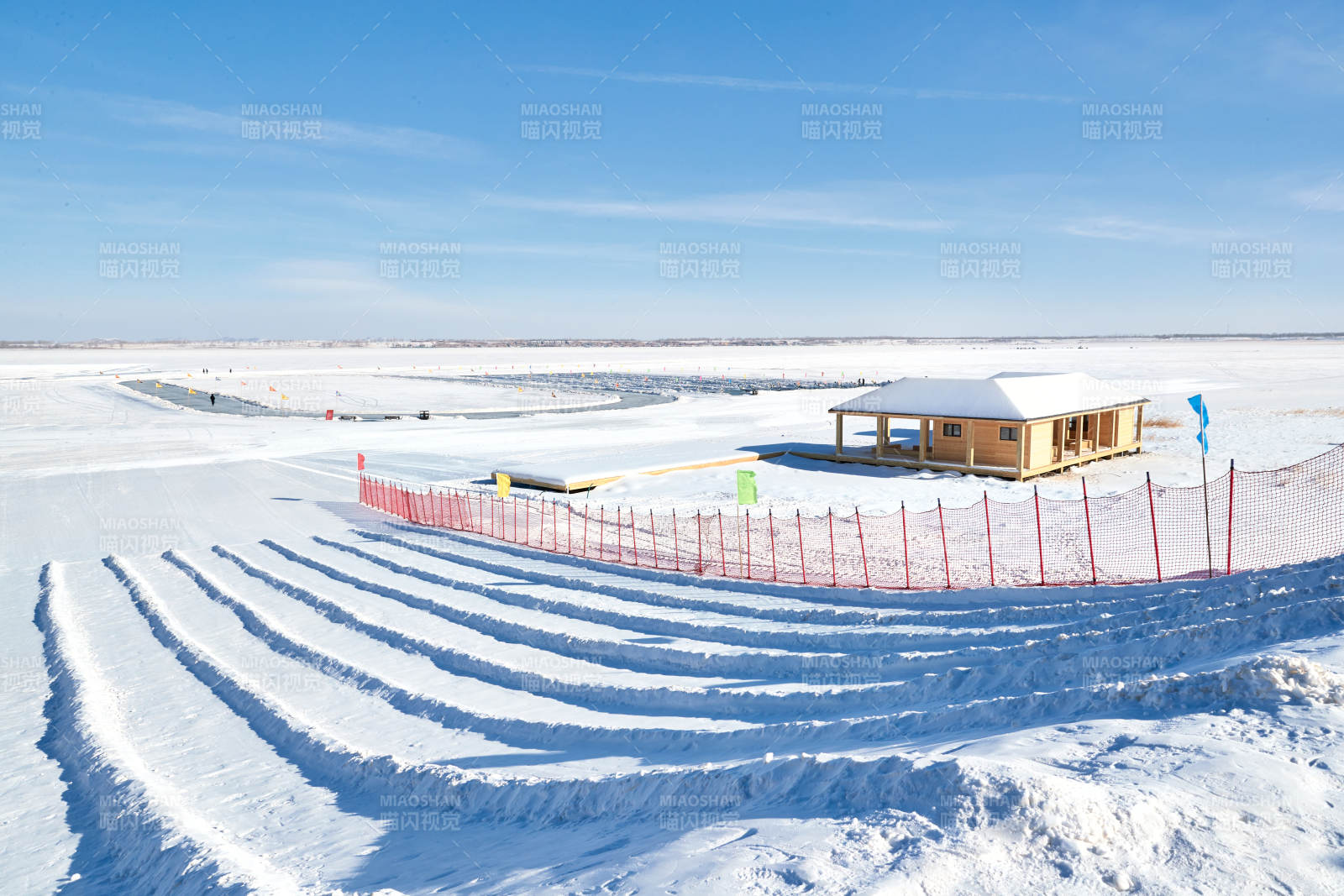 纯白整洁的冰雪皮划艇雪道图片