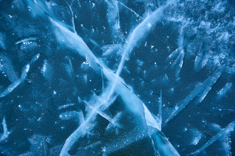 冬天冻结的湖面冰层花纹图片