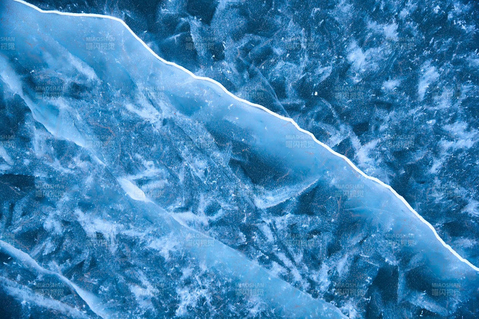 冬天冻结的湖面冰层花纹图片