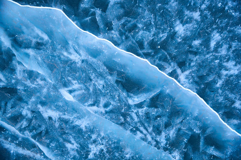 冬天冻结的湖面冰层花纹图片