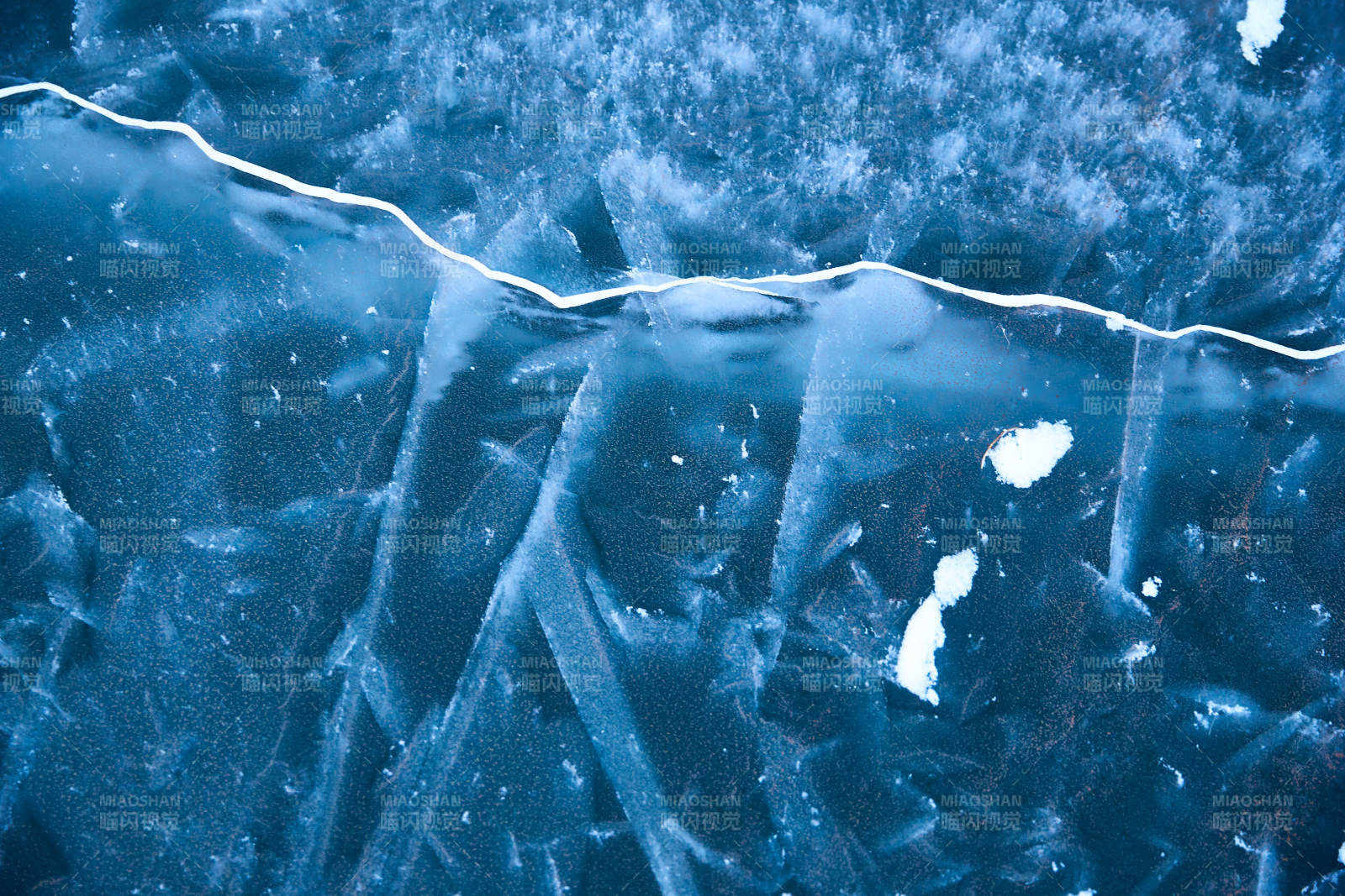 冬天冻结的湖面冰层花纹图片