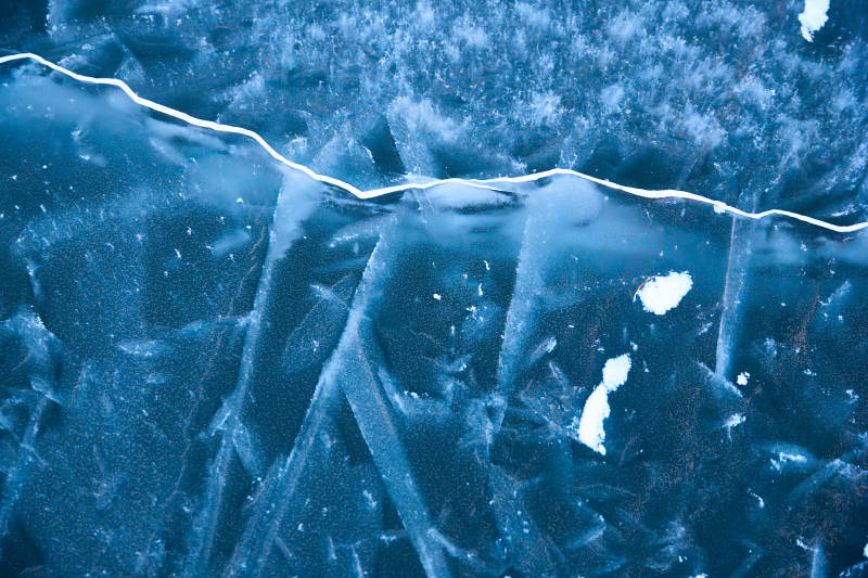 冬天冻结的湖面冰层花纹图片