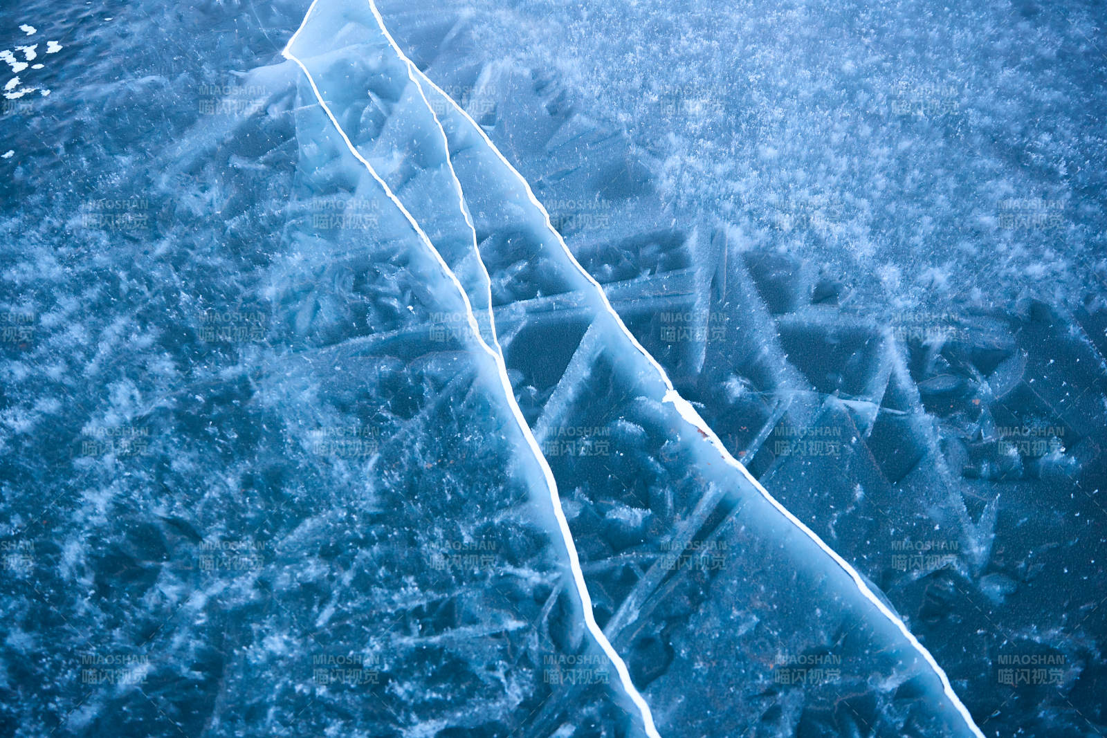 冬天冻结的湖面冰层花纹图片