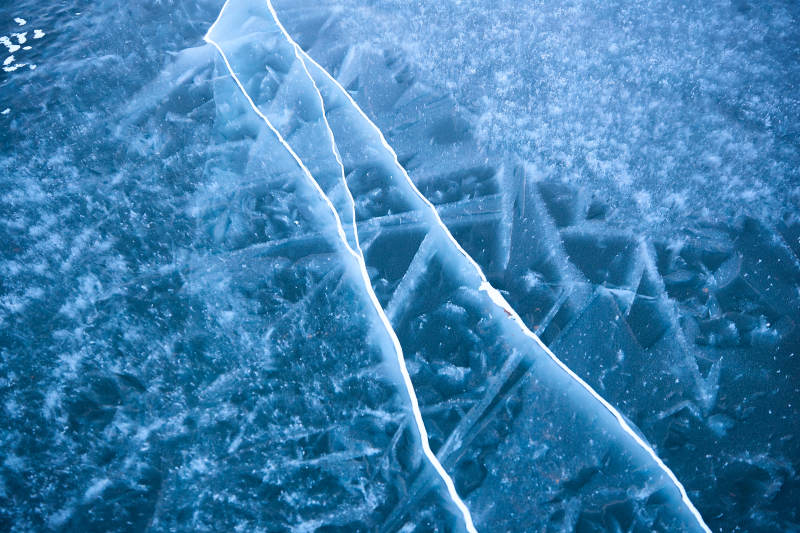 冬天冻结的湖面冰层花纹图片