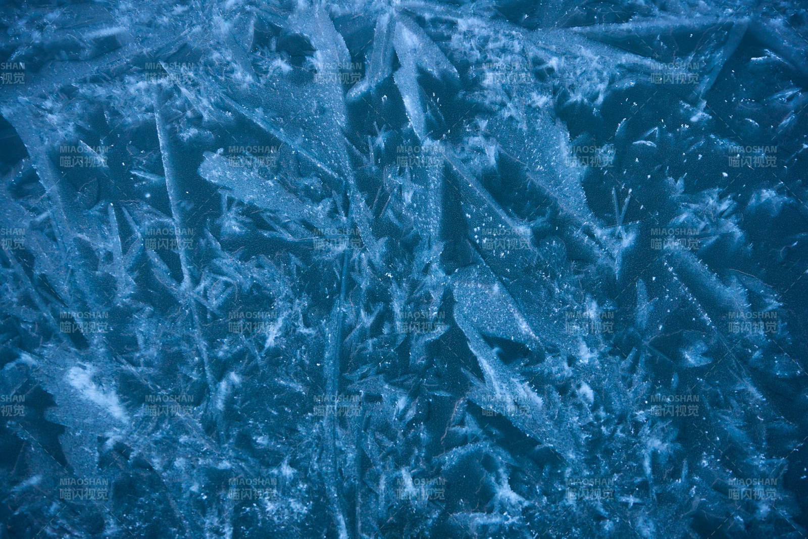 冬天冻结的湖面冰层花纹图片