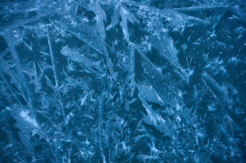 冬天冻结的湖面冰层花纹图片