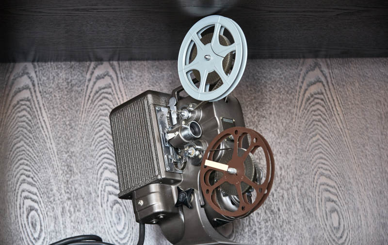 一台复古老式胶片电影放映机外观特写图片