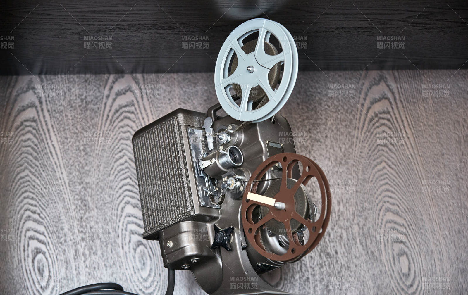 一台复古老式胶片电影放映机外观特写图片
