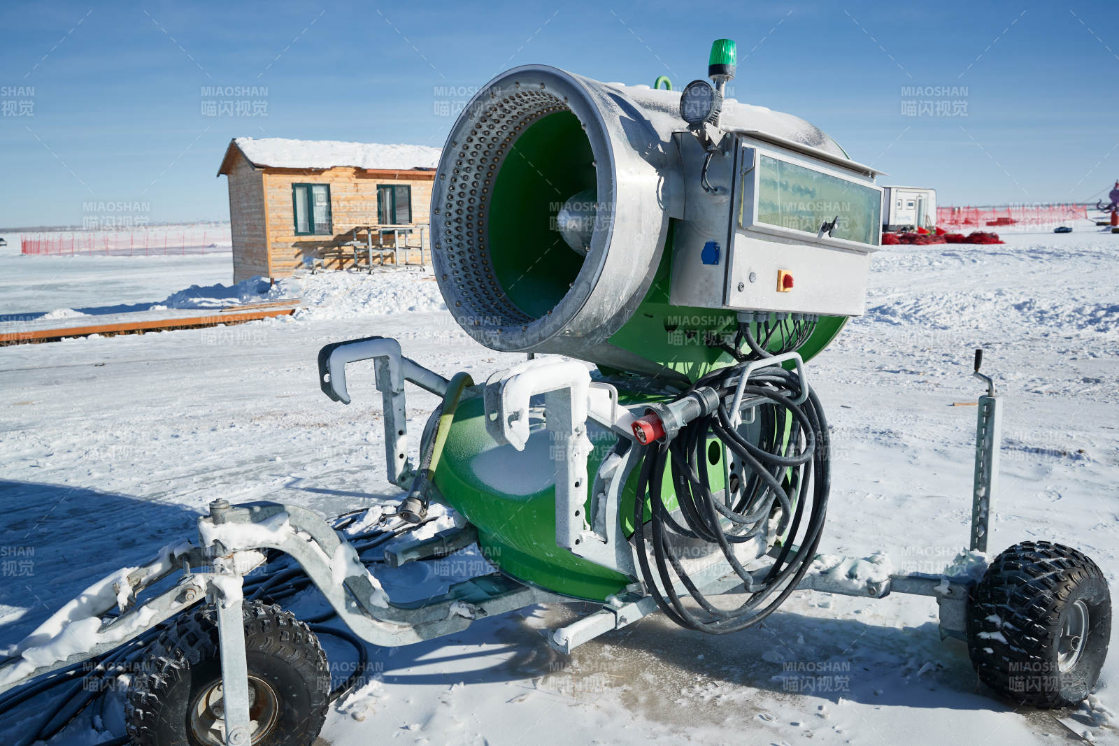 滑雪场人工造雪用的雪炮图片