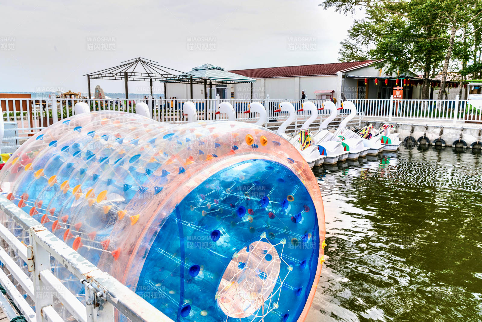 张家口地区沽源县天鹅湖水上娱乐设施图片