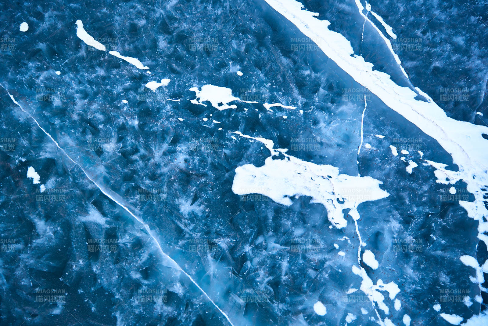 冬天冻结的湖面冰层花纹图片