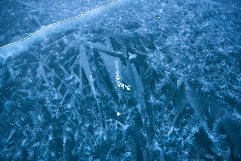 冬天冻结的湖面冰层花纹图片