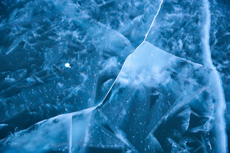 冬天冻结的湖面冰层花纹图片