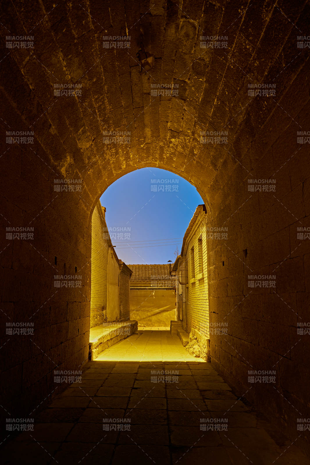 中国河北省张家口市堡子里景区夜景图片