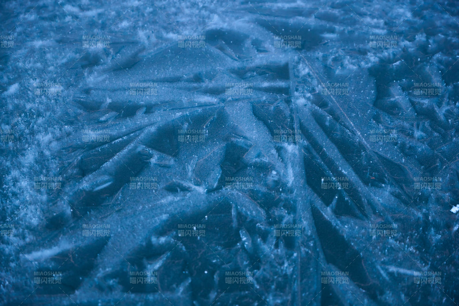 冬天冻结的湖面冰层花纹图片