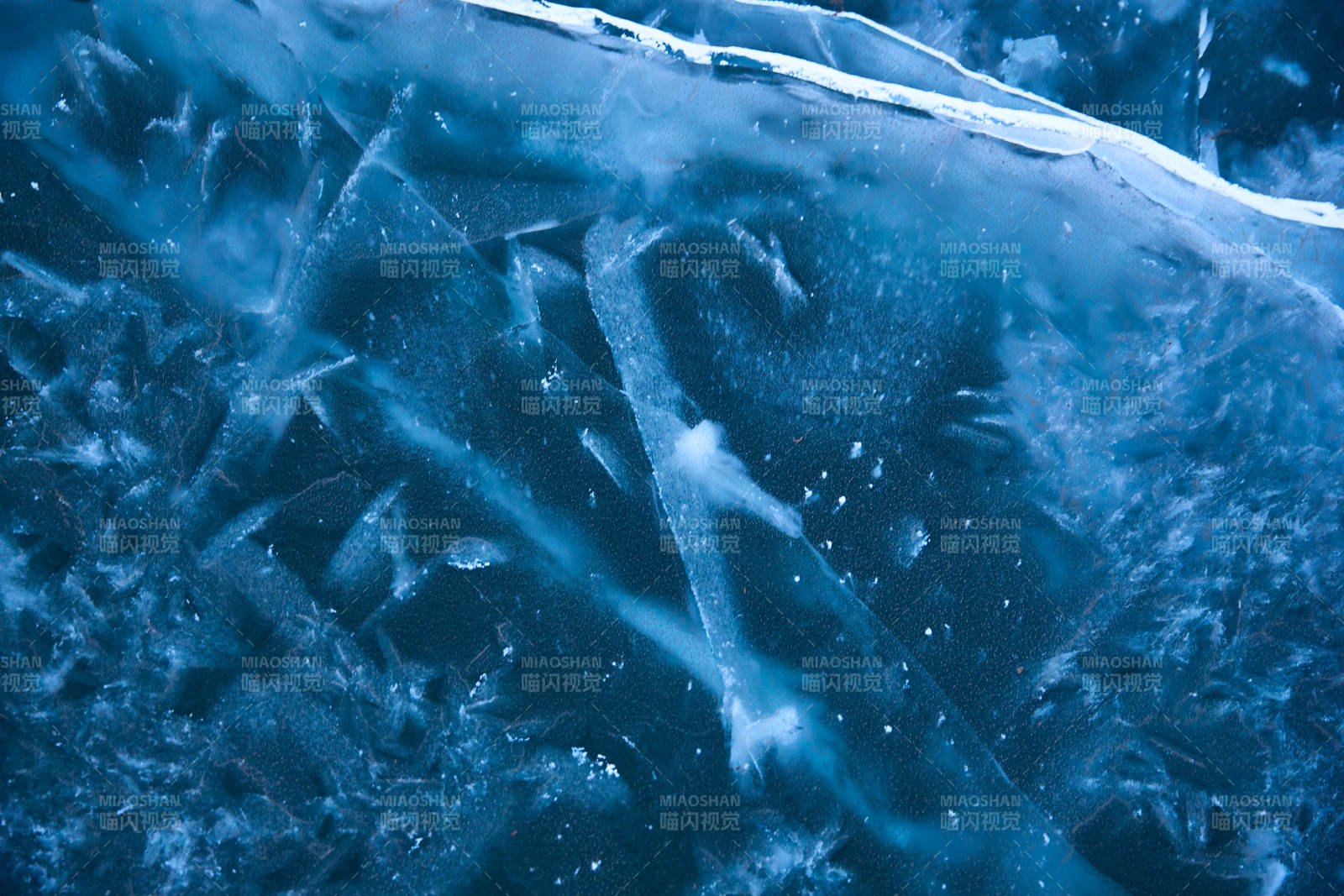 冬天冻结的湖面冰层花纹图片