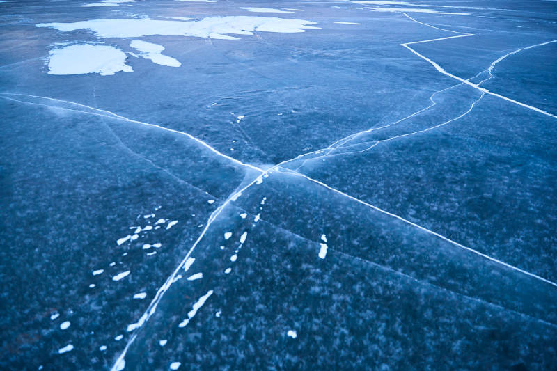 冬天冻结的湖面冰层花纹图片