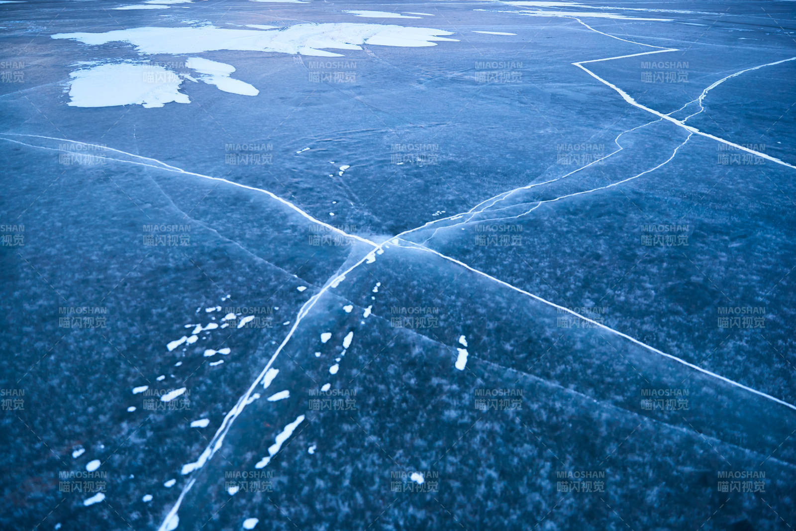 冬天冻结的湖面冰层花纹图片