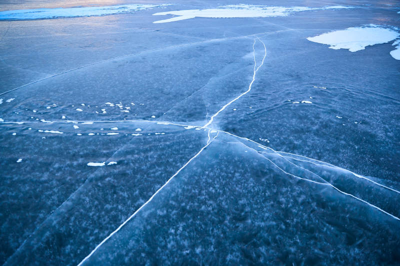 冬天冻结的湖面冰层花纹图片