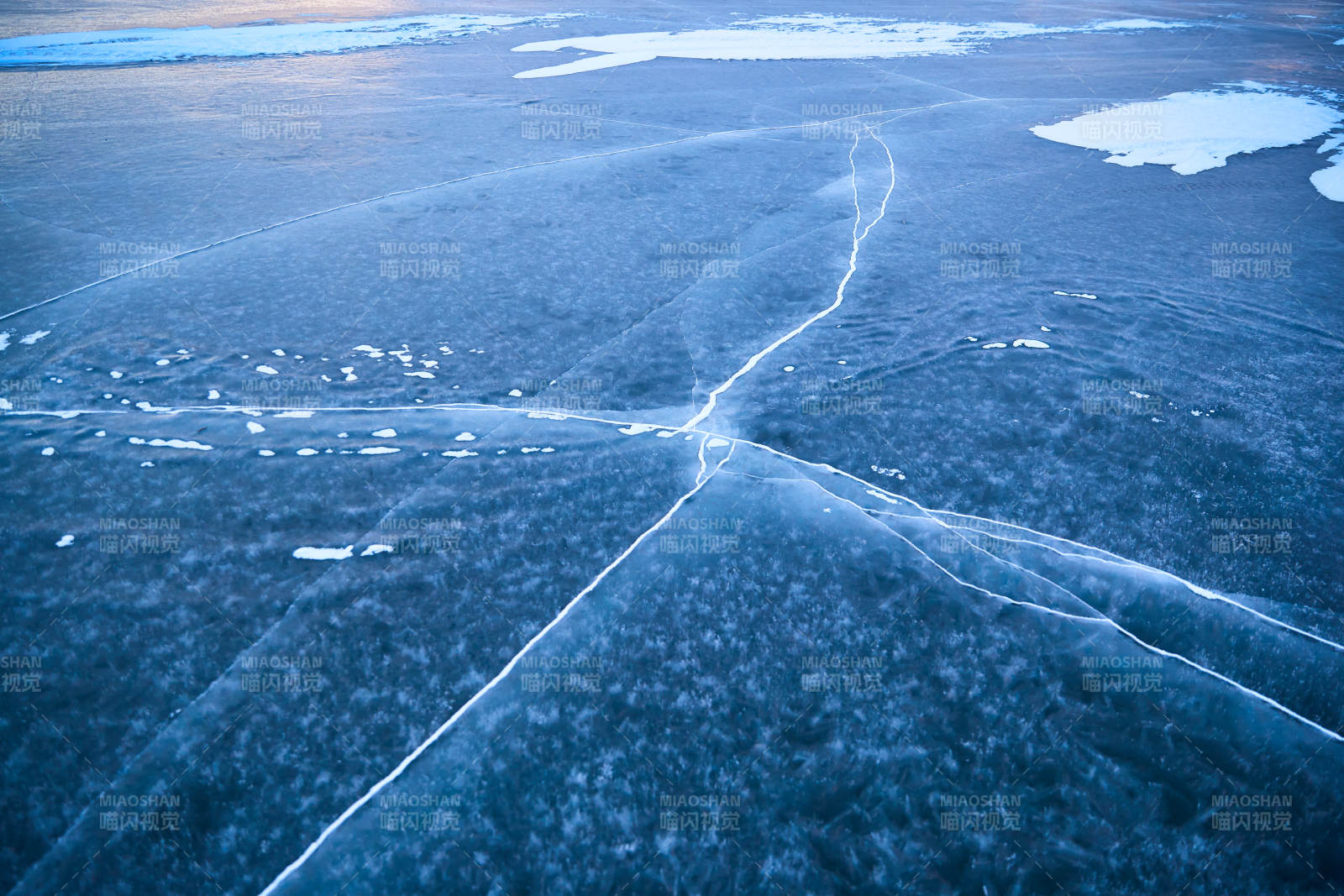 冬天冻结的湖面冰层花纹图片