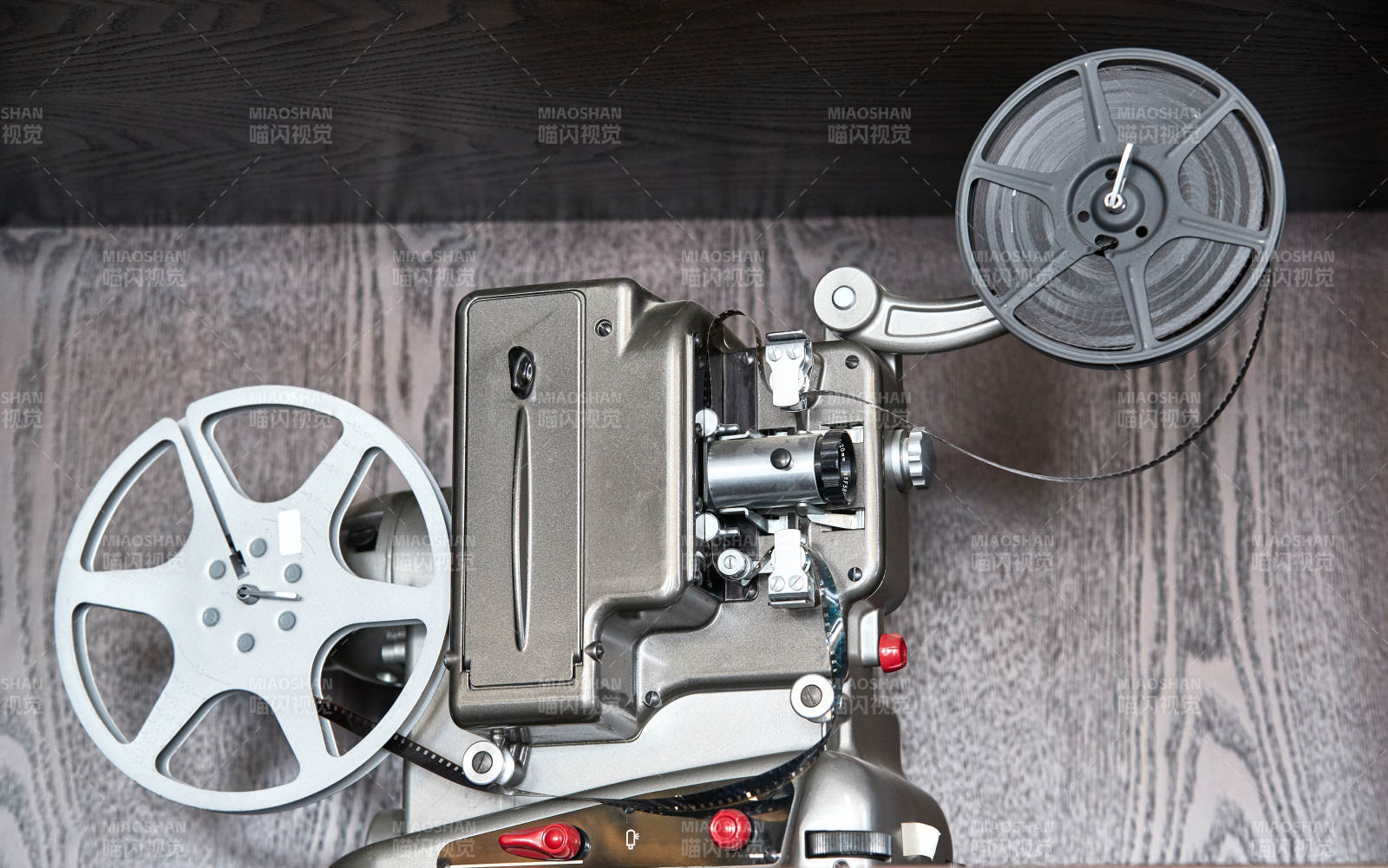 一台复古老式胶片电影放映机外观特写图片