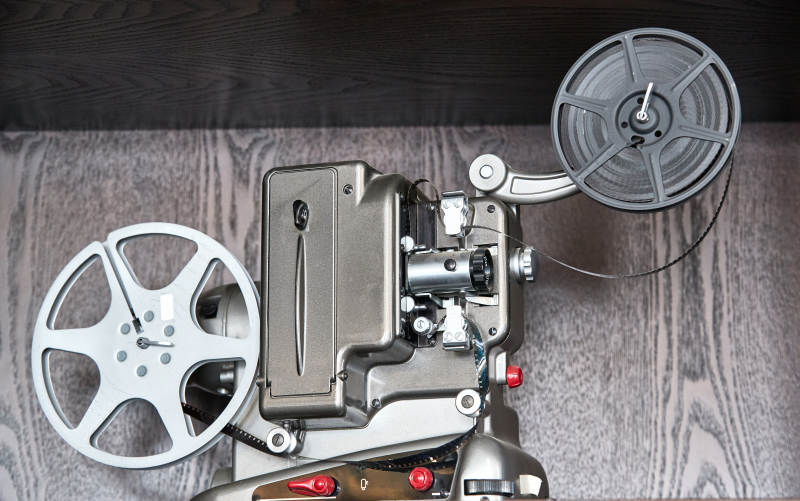 一台复古老式胶片电影放映机外观特写图片