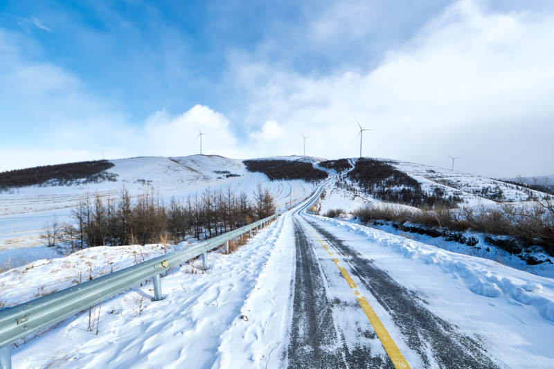 中国河北省张家口地区冬季草原天路景色图片