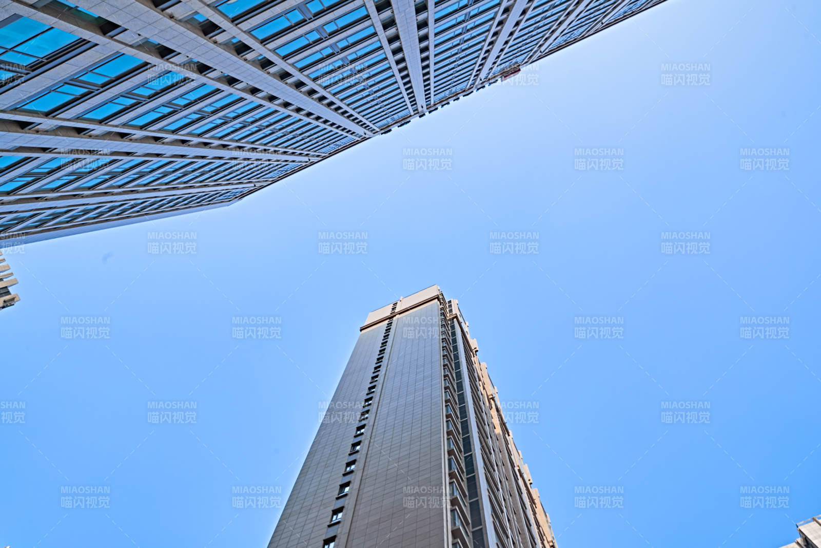 仰视现代建筑办公楼和局部景观图片