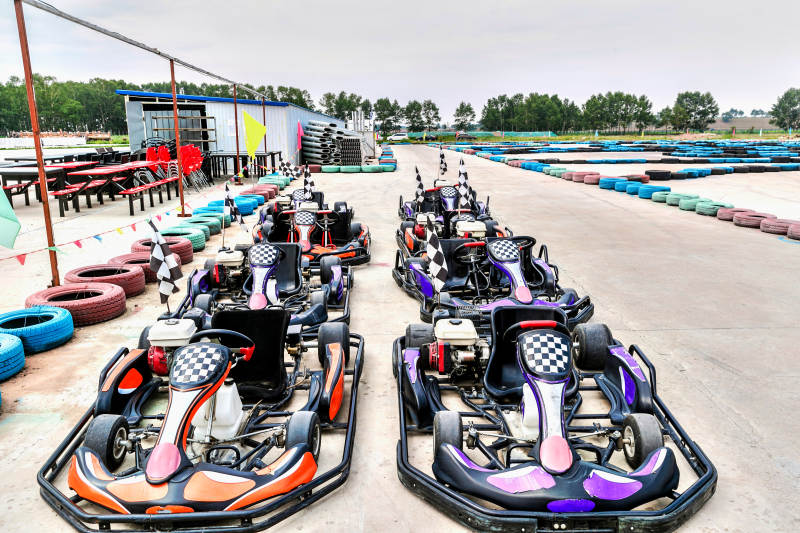 卡丁赛道上的卡丁车图片