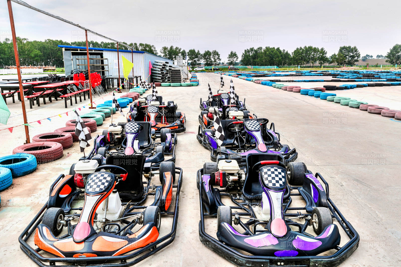 卡丁赛道上的卡丁车图片