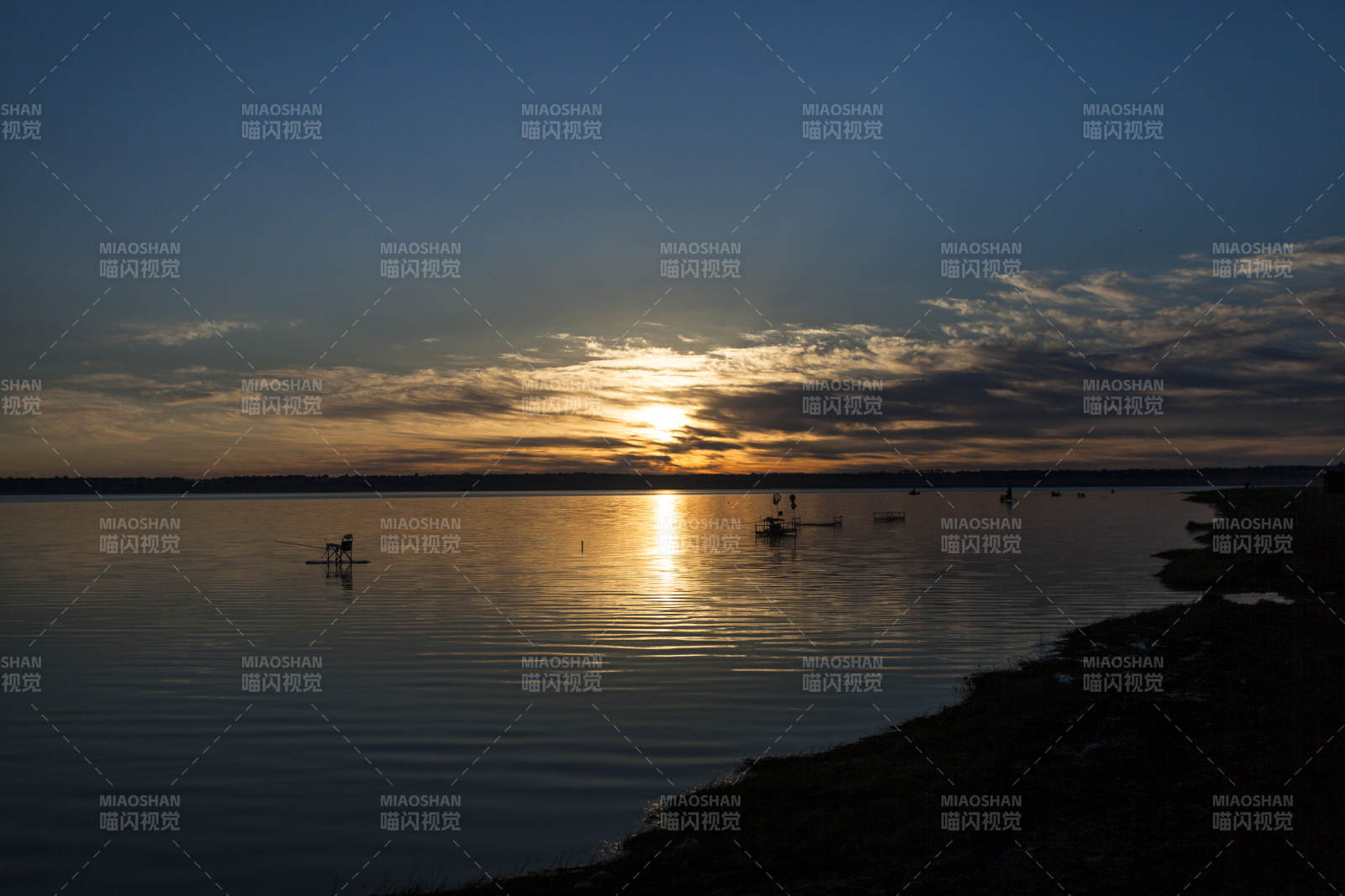 中国河北省张家口地区沽源县天鹅湖景区日出图片