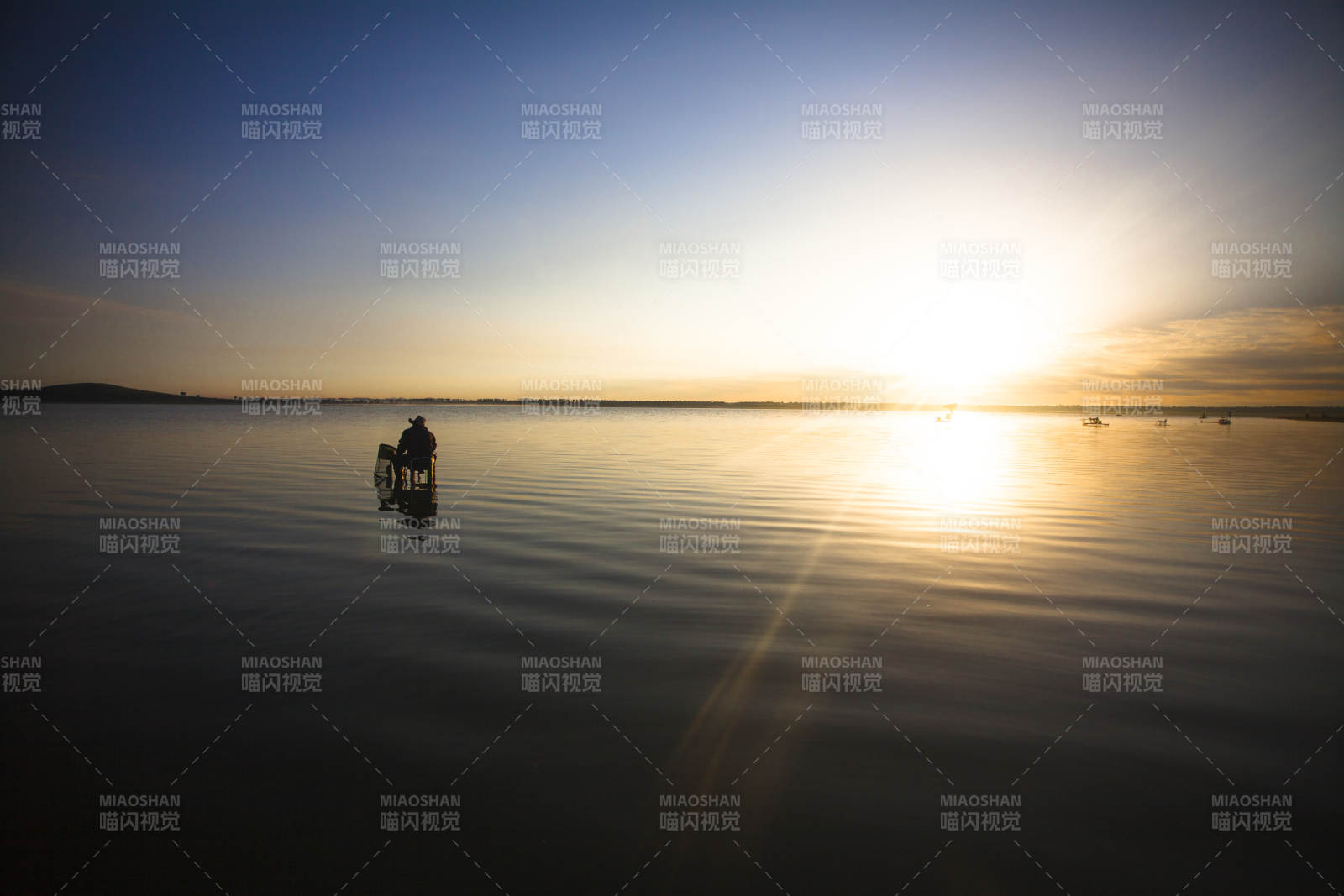 中国河北省张家口地区沽源县天鹅湖景区日出图片