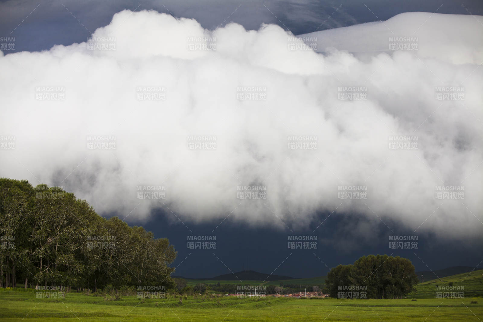 中国河北省张家口地区沽源县天鹅湖景区夏天图片