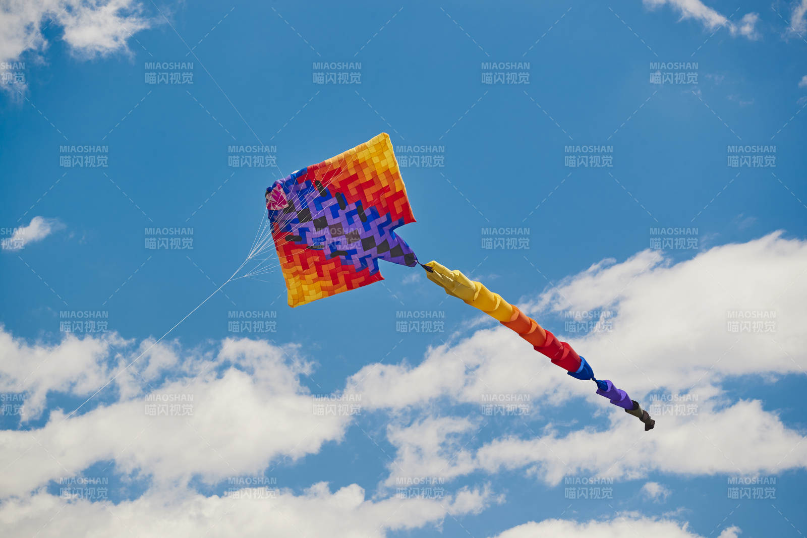 坝上草原风筝节上天空飞舞的风筝图片