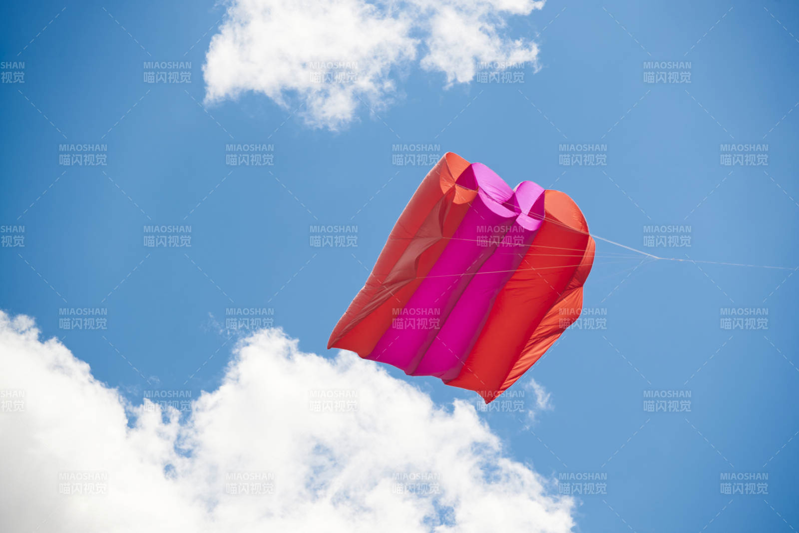 坝上草原风筝节上天空飞舞的风筝图片