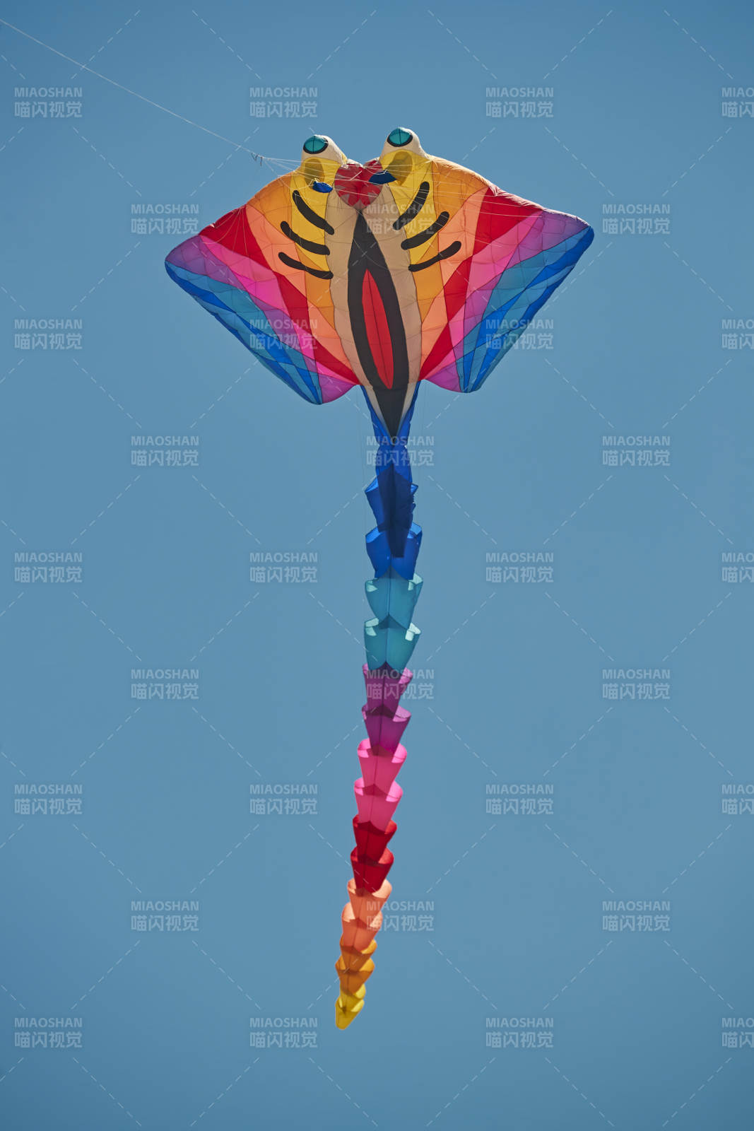 坝上草原风筝节上天空飞舞的风筝图片