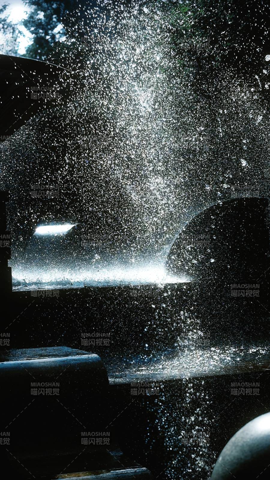 阳光下的喷泉图片