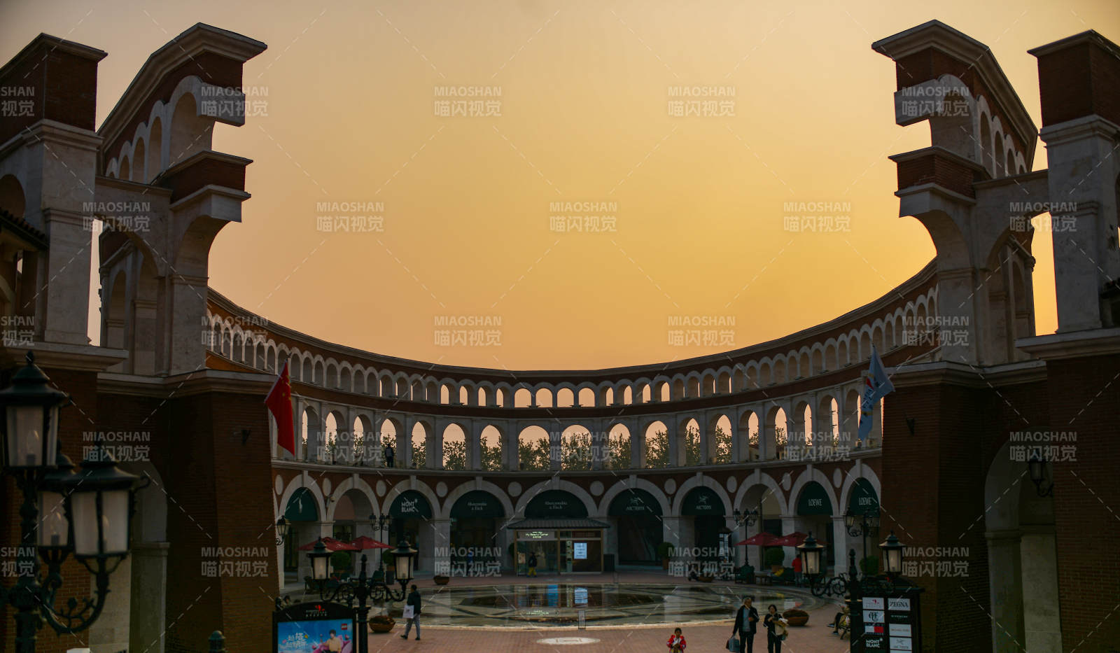 黄昏下的圆形广场图片