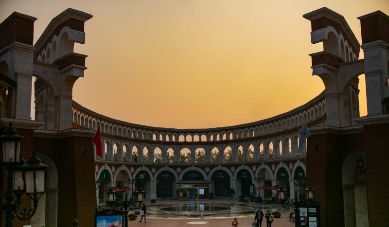 黄昏下的圆形广场图片