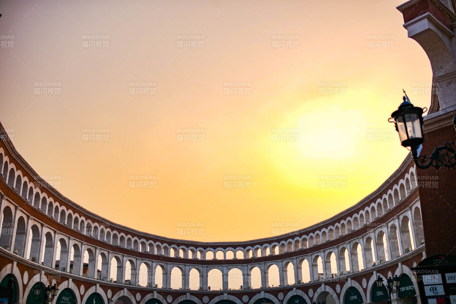 夕阳下的圆形广场图片