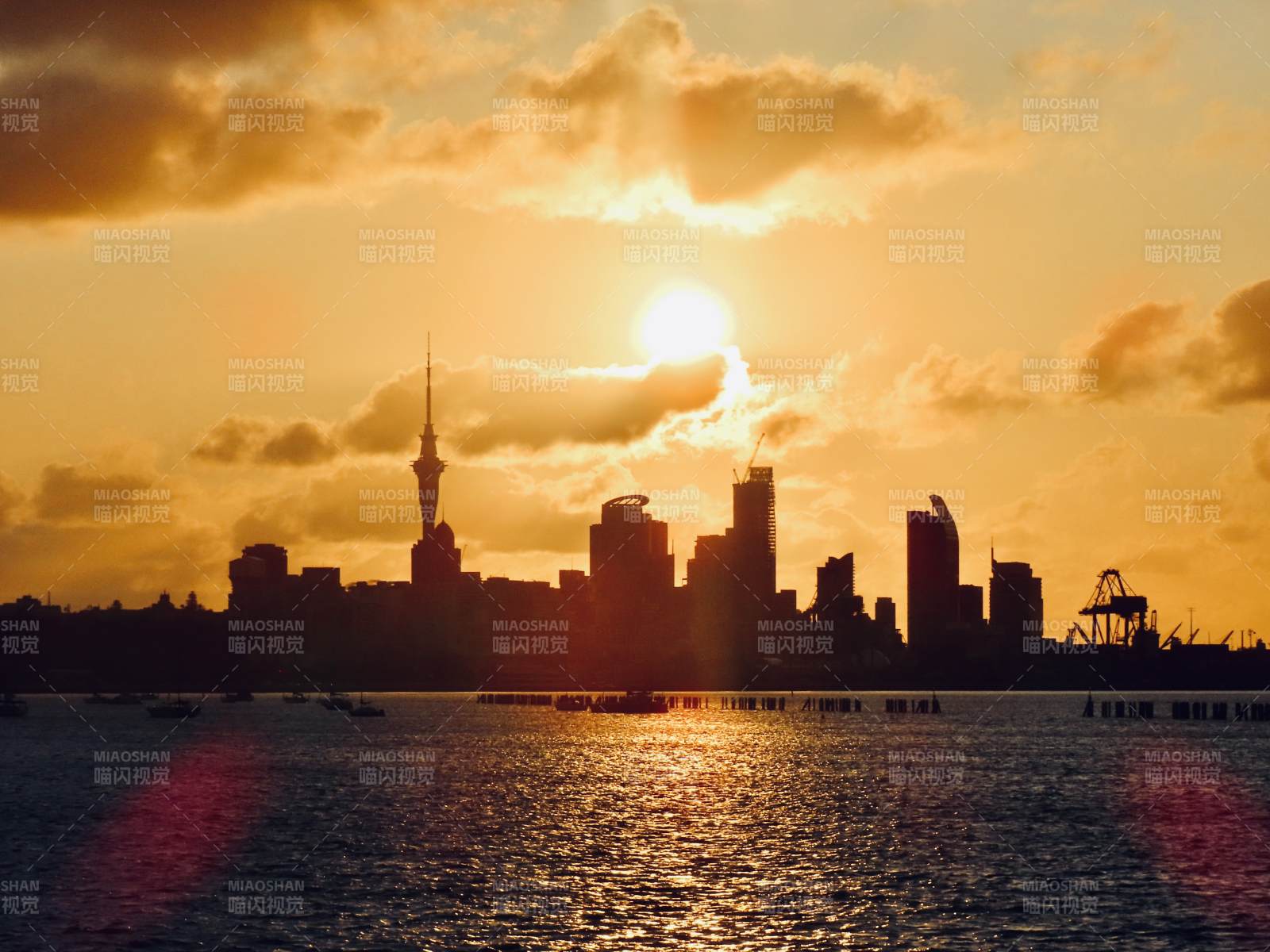 夕阳下的城市剪影图片