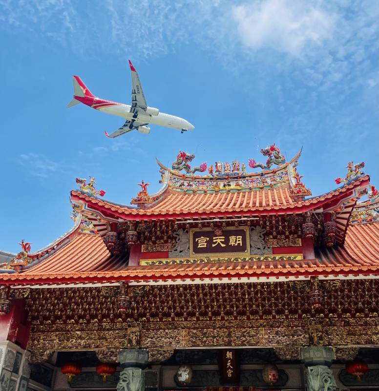 飞机飞过庙宇上空图片