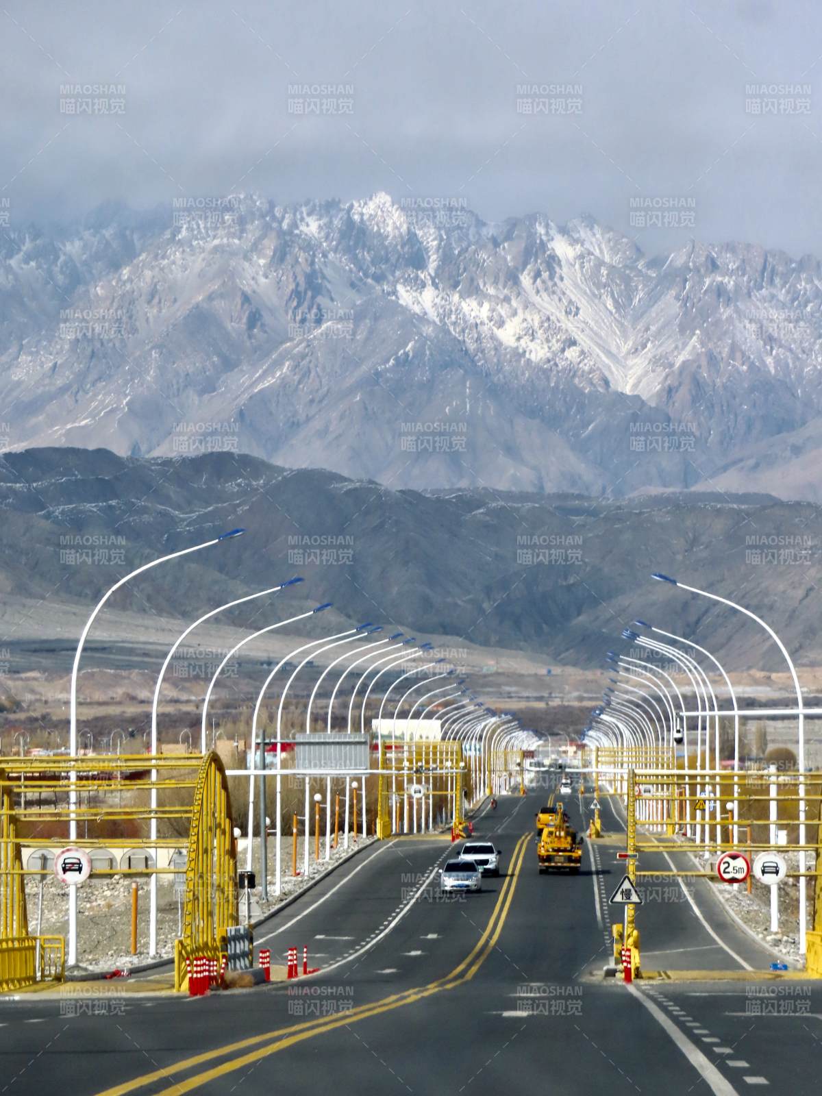 雪山下的公路长廊图片