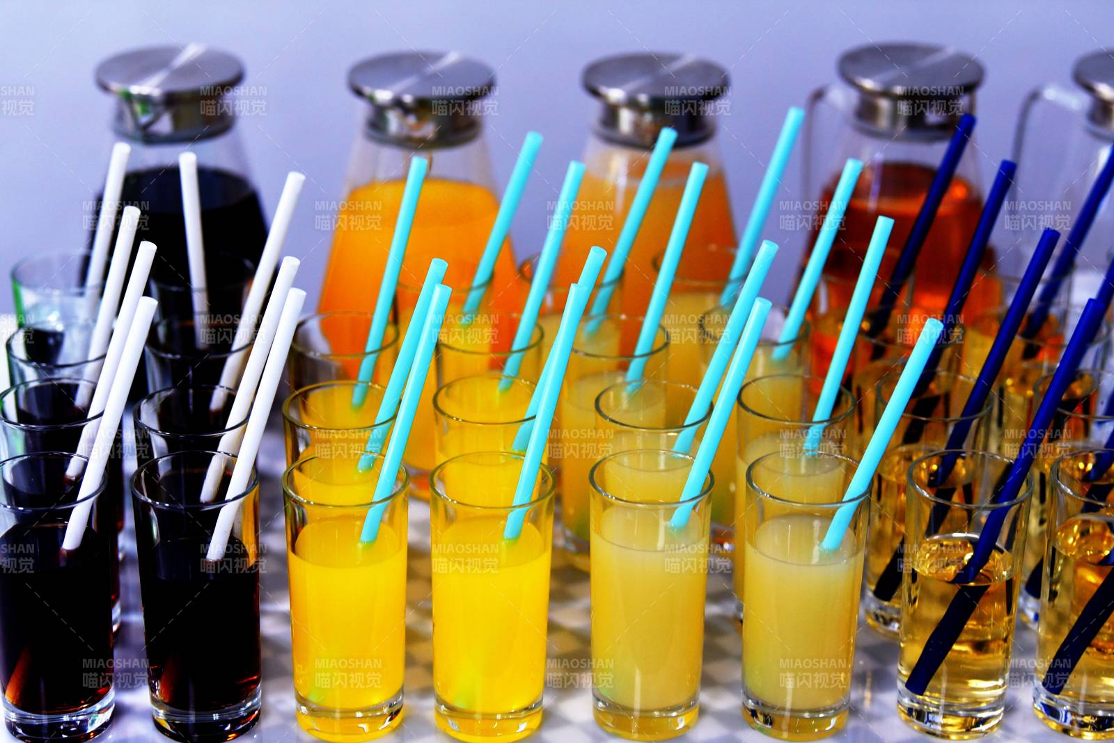 色彩缤纷的饮品展示图片