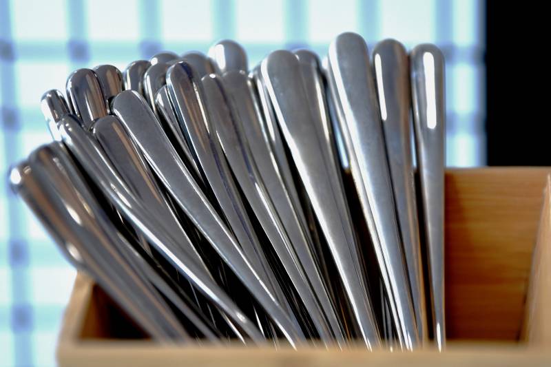 银色餐具整齐排列图片