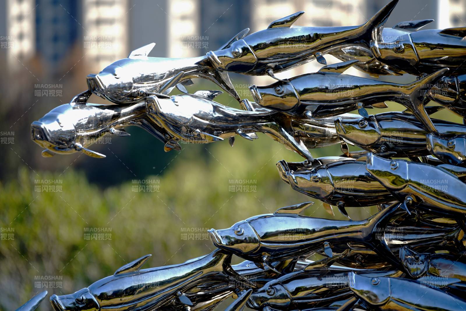金属鱼群雕塑图片