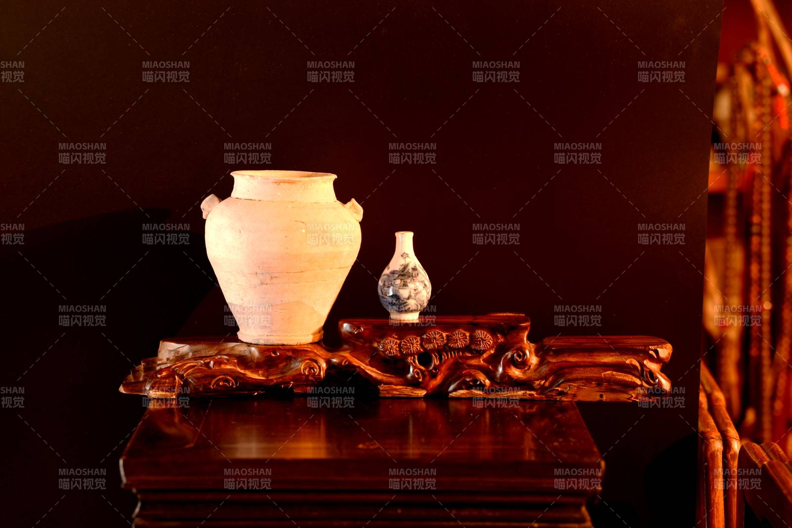 古韵陶器静置案头图片