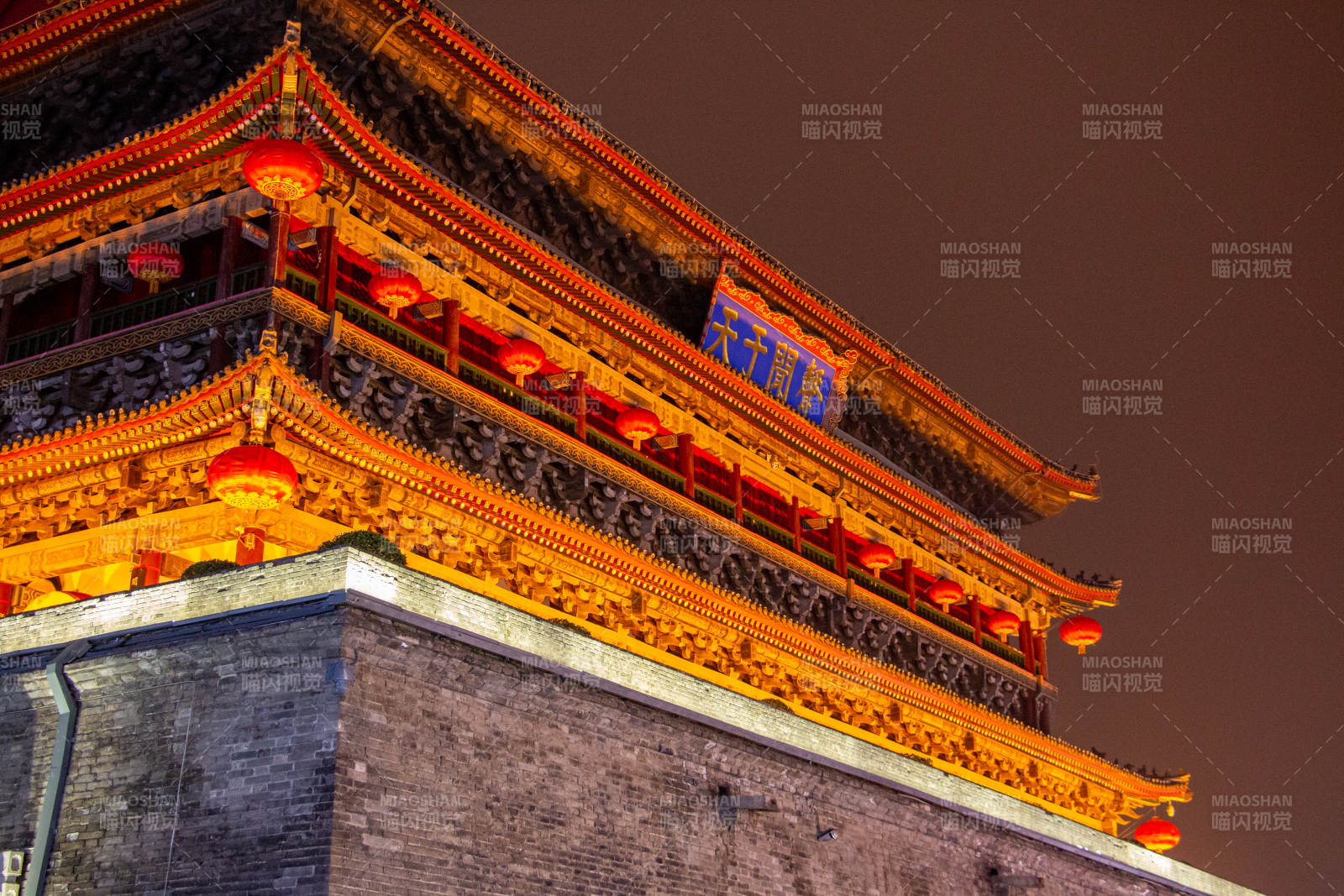 夜色中的古塔灯火图片