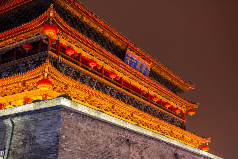 夜色中的古塔灯火图片