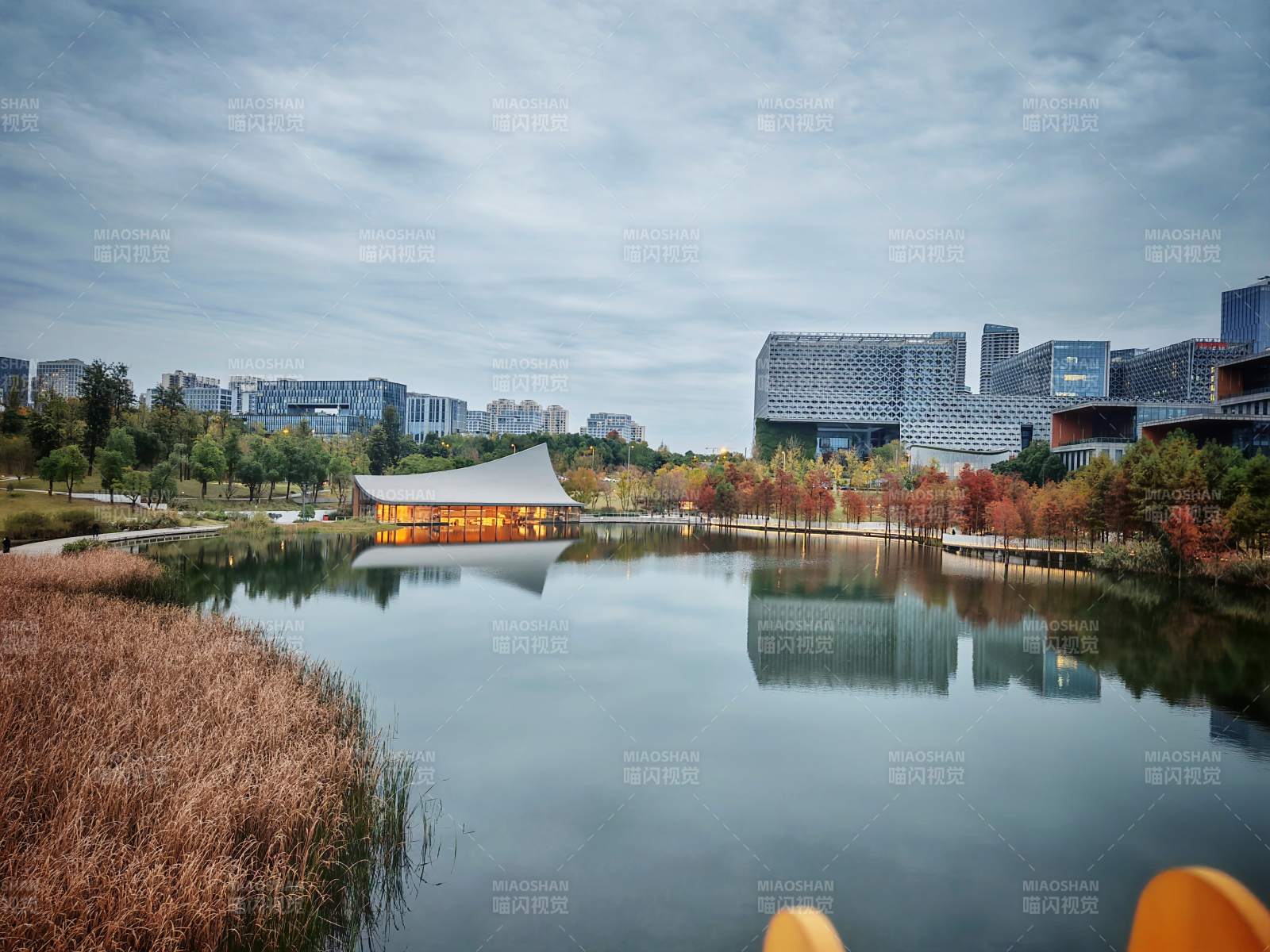 湖畔秋景映高楼图片